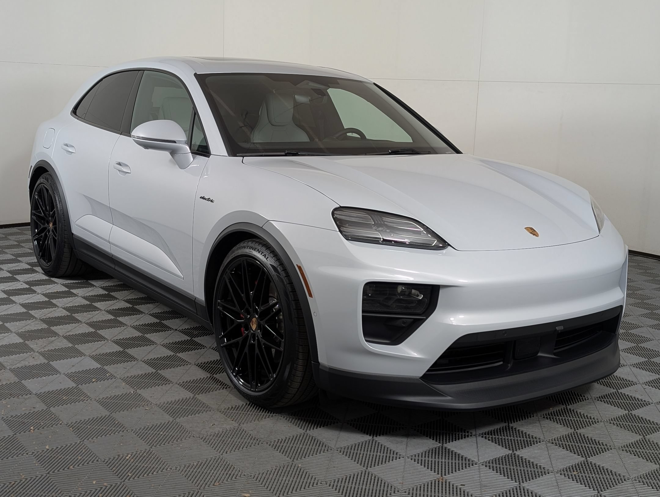 New 2025 Porsche Macan 4S Electric AWD/4WD image 8