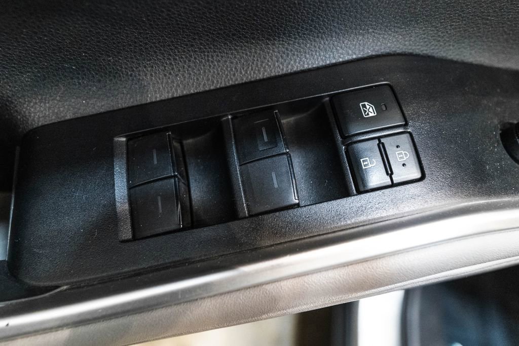 Used 2020 Toyota Highlander XLE AWD/4WD image 21