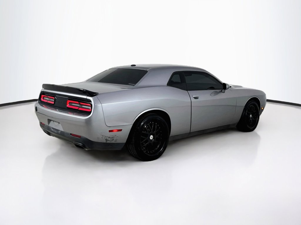 Used 2016 Dodge Challenger SXT RWD image 7