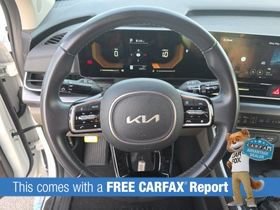 Used 2025 Kia Carnival FWD image 2