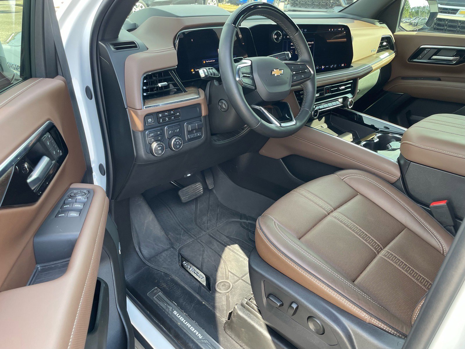 Used 2025 Chevrolet Suburban High Country image 4