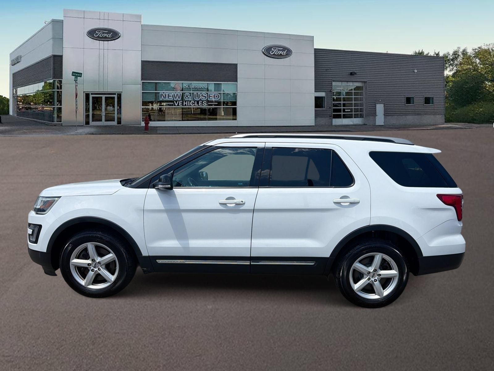 Used 2017 Ford Explorer XLT w/ Equipment Group 202A AWD/4WD image 6
