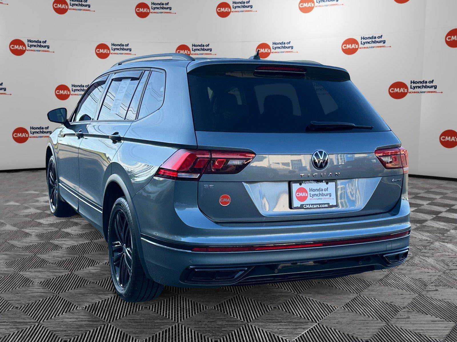 Used 2022 Volkswagen Tiguan SE R-Line AWD/4WD image 3