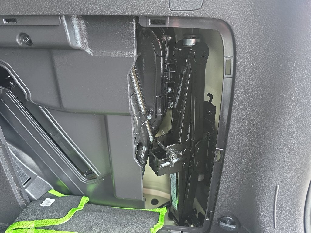 Used 2025 Kia Carnival image 37