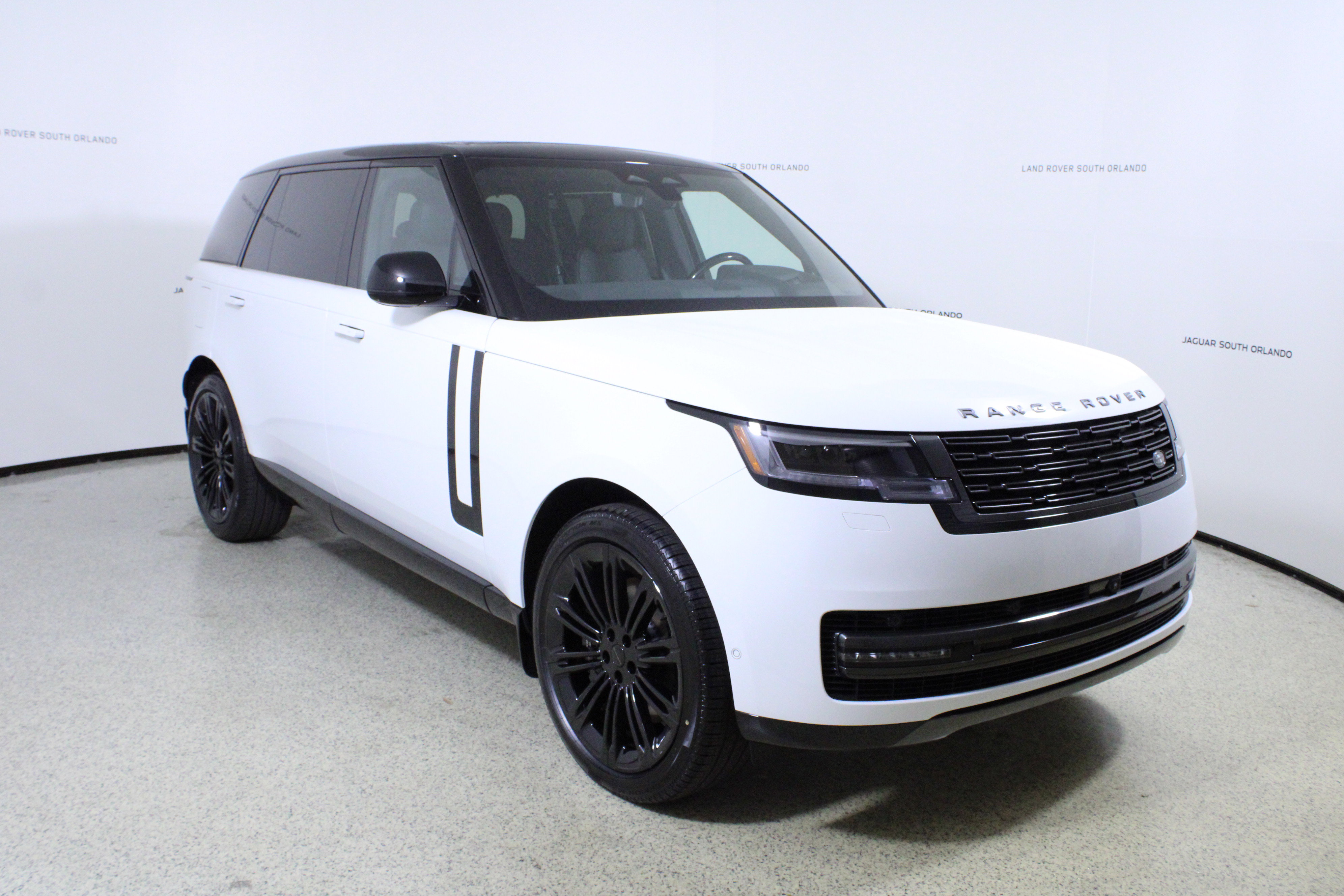 New 2026 Land Rover Range Rover Long Wheelbase SE image 3
