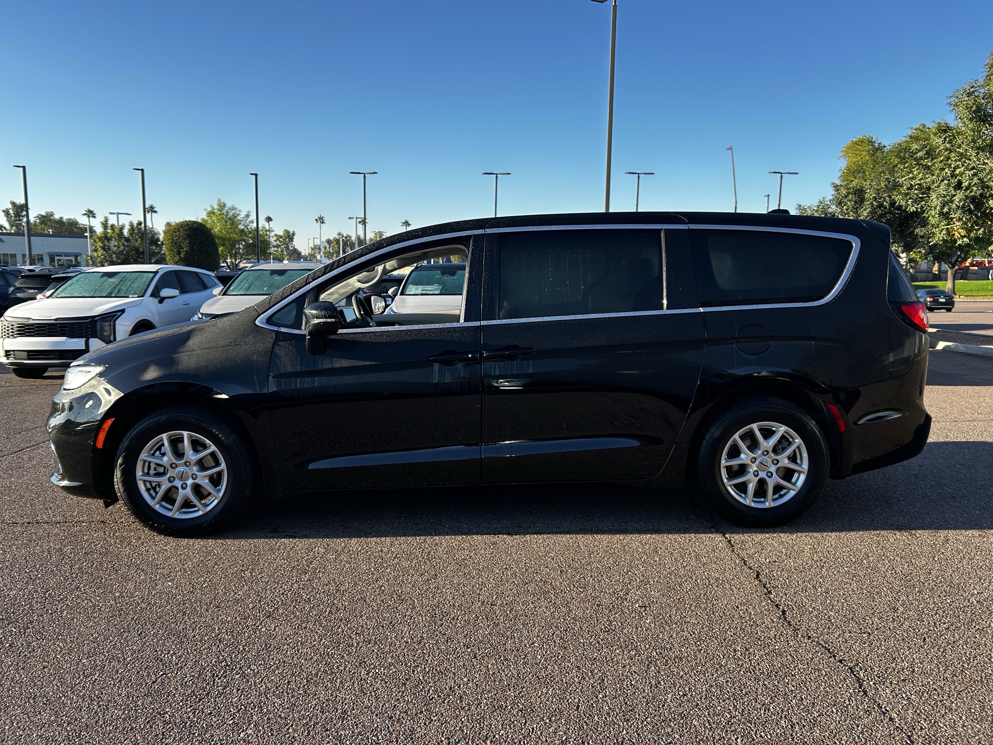 Certified 2024 Chrysler Pacifica Touring-L image 3