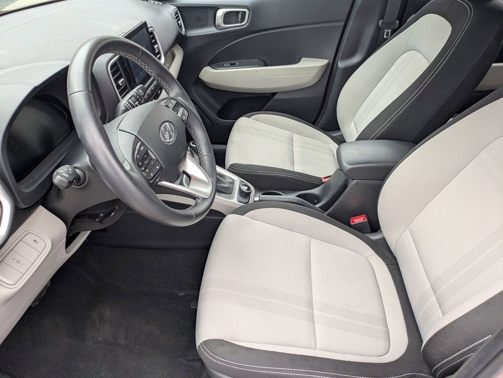 Used 2025 Hyundai Venue SEL FWD image 24