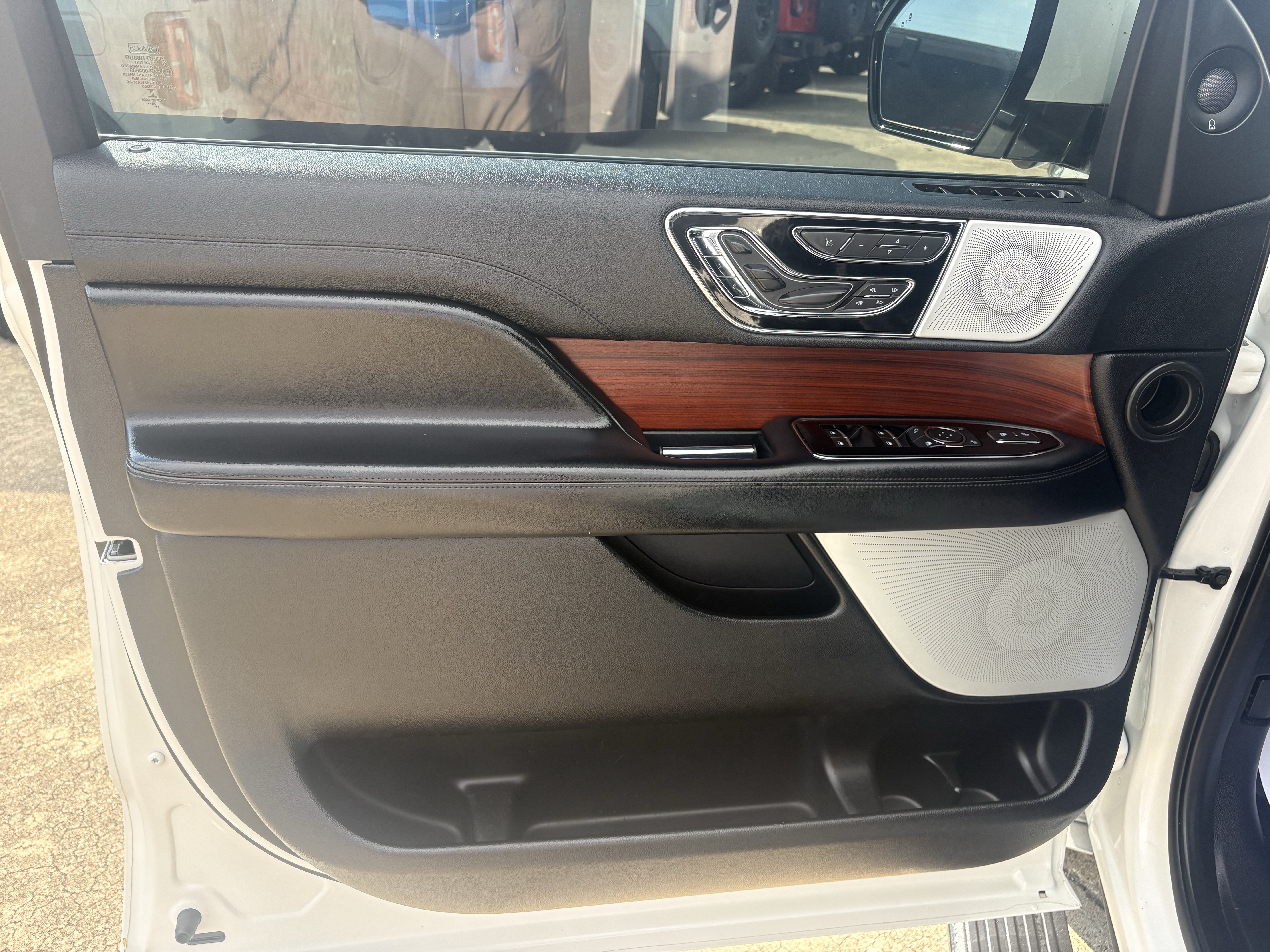 Used 2021 Lincoln Navigator L Reserve AWD/4WD image 10