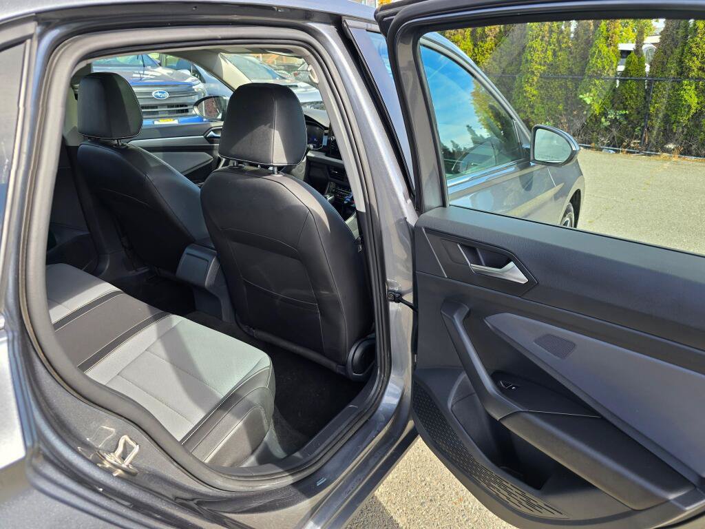 Used 2025 Volkswagen Jetta SE FWD image 13