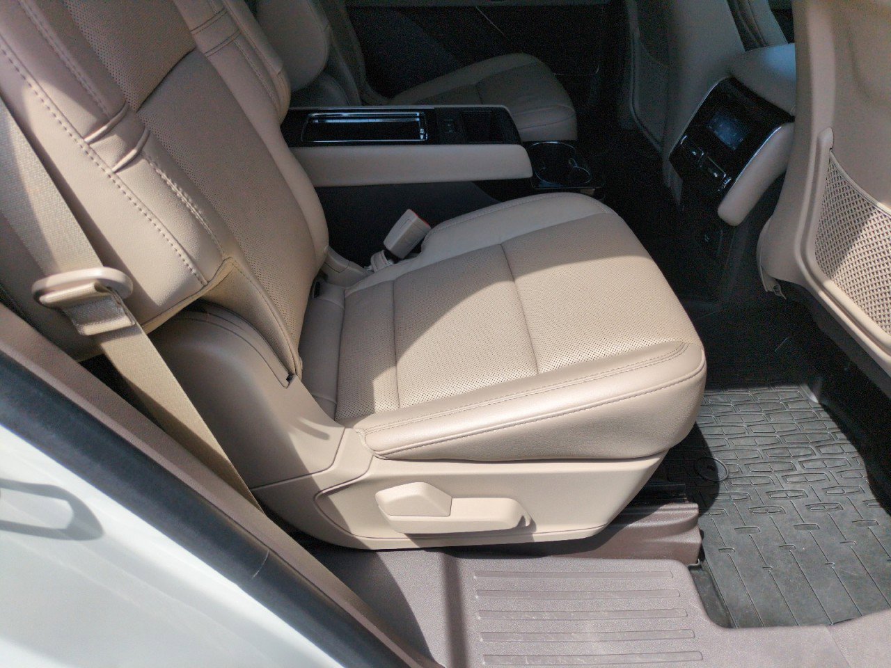 Used 2022 Lincoln Aviator Reserve w/ Equipment Group 201A RWD image 47