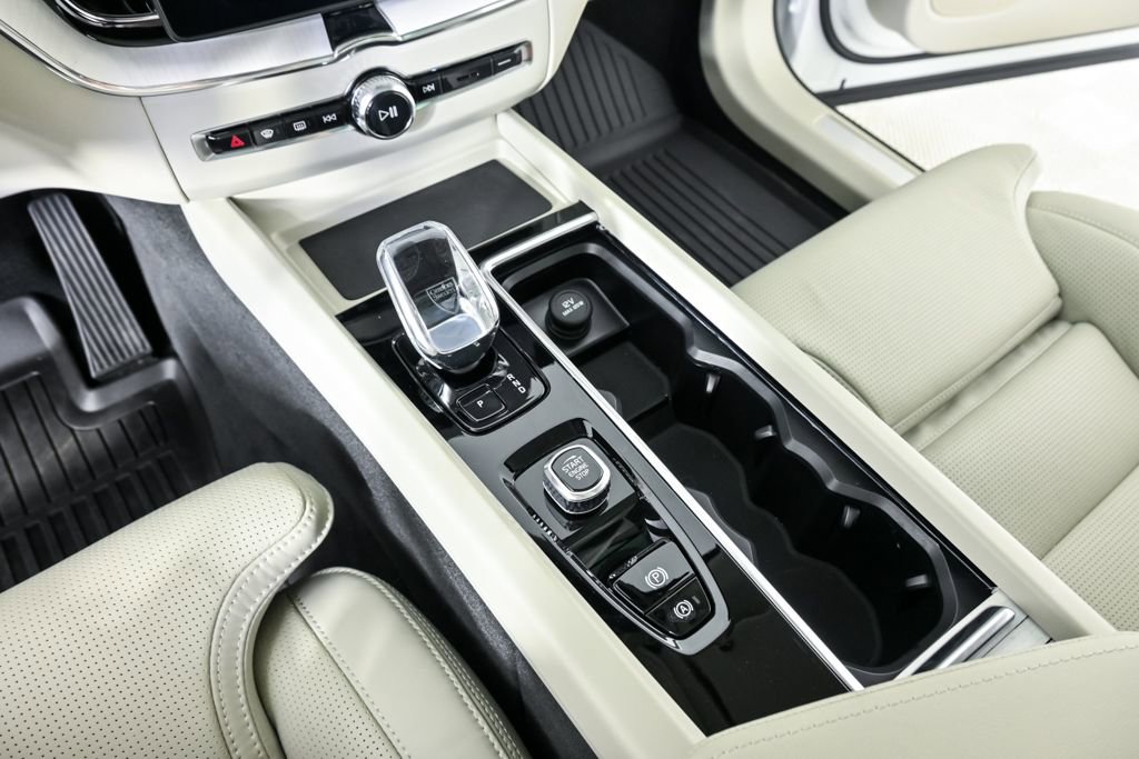 Used 2026 Volvo XC60 B5 Ultra w/ Climate Package image 19