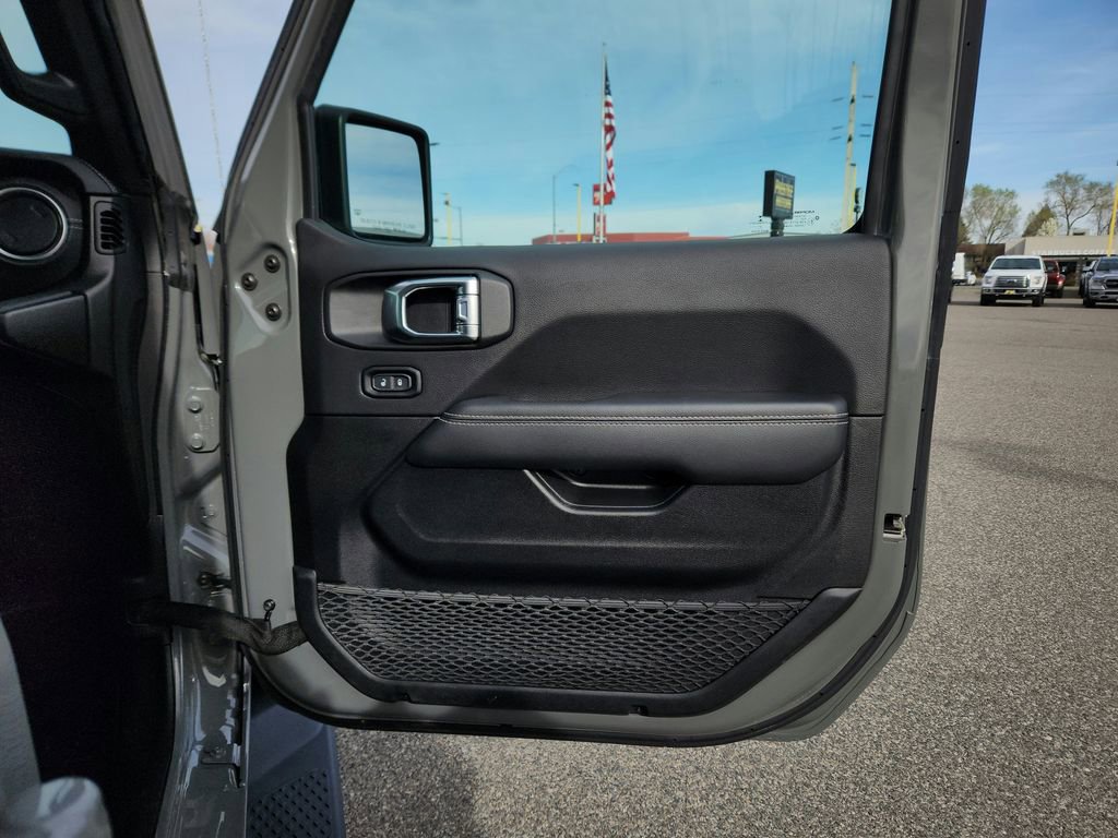 Used 2021 Jeep Gladiator Overland w/ Uconnect 4C Nav & Sound Group AWD/4WD image 25