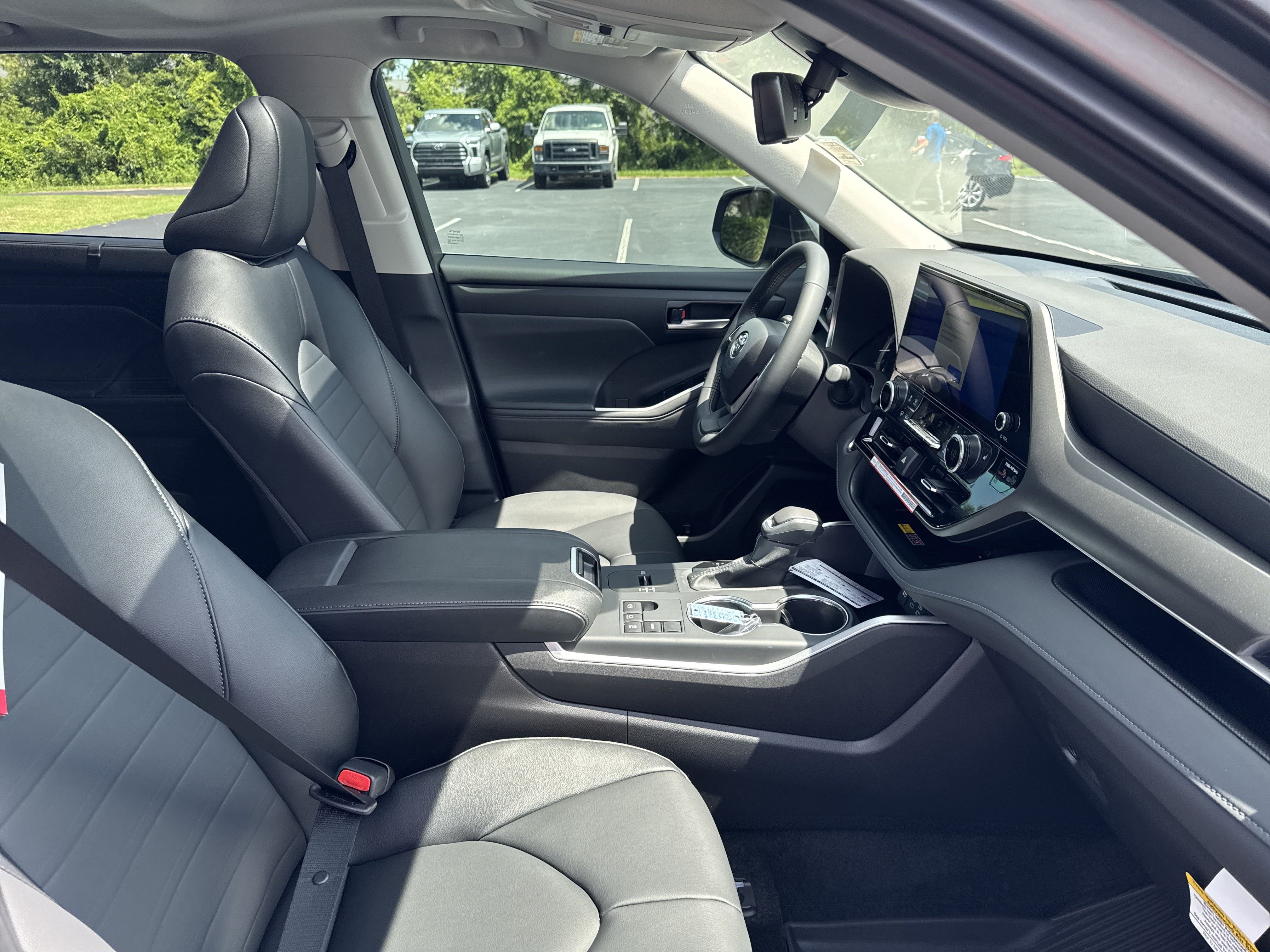 New 2025 Toyota Highlander XLE FWD image 33