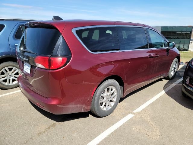Used 2023 Chrysler Voyager LX image 4