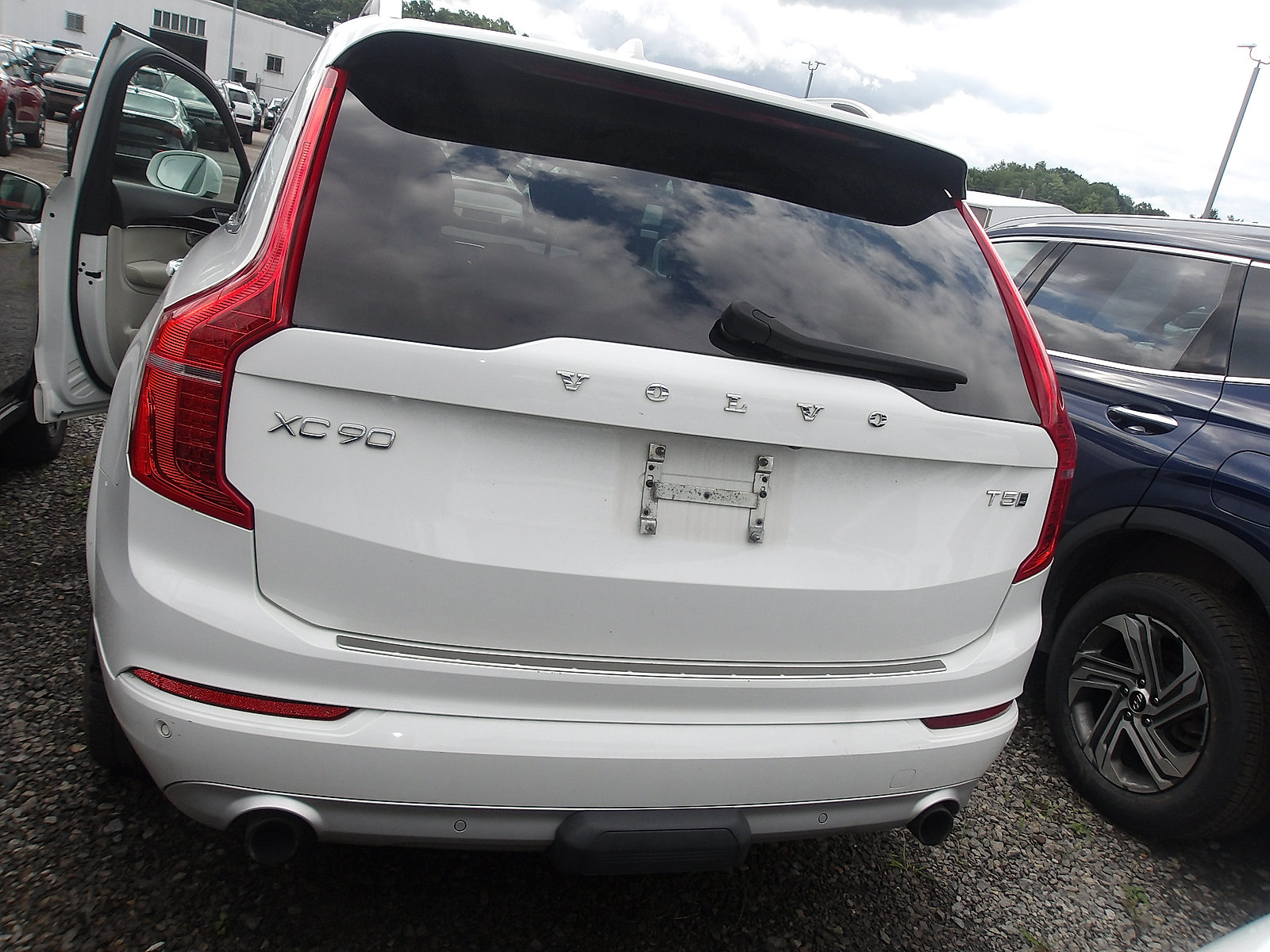 Used 2019 Volvo XC90 T5 Momentum AWD/4WD image 2