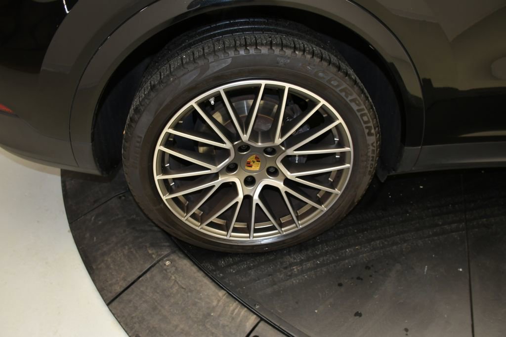 Certified 2023 Porsche Cayenne Platinum Edition AWD/4WD image 16
