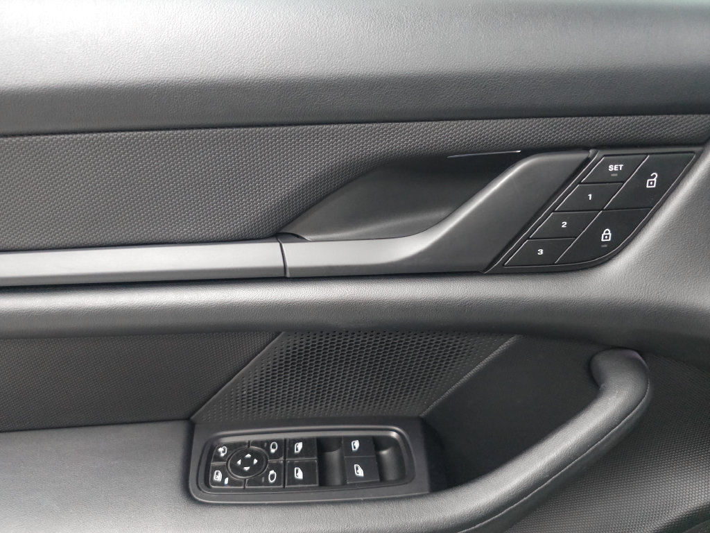 Used 2022 Porsche Taycan RWD image 6