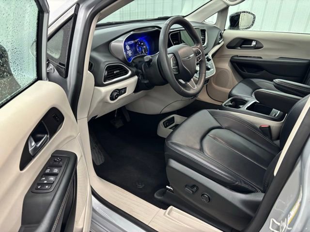 Used 2024 Chrysler Pacifica Touring-L image 13