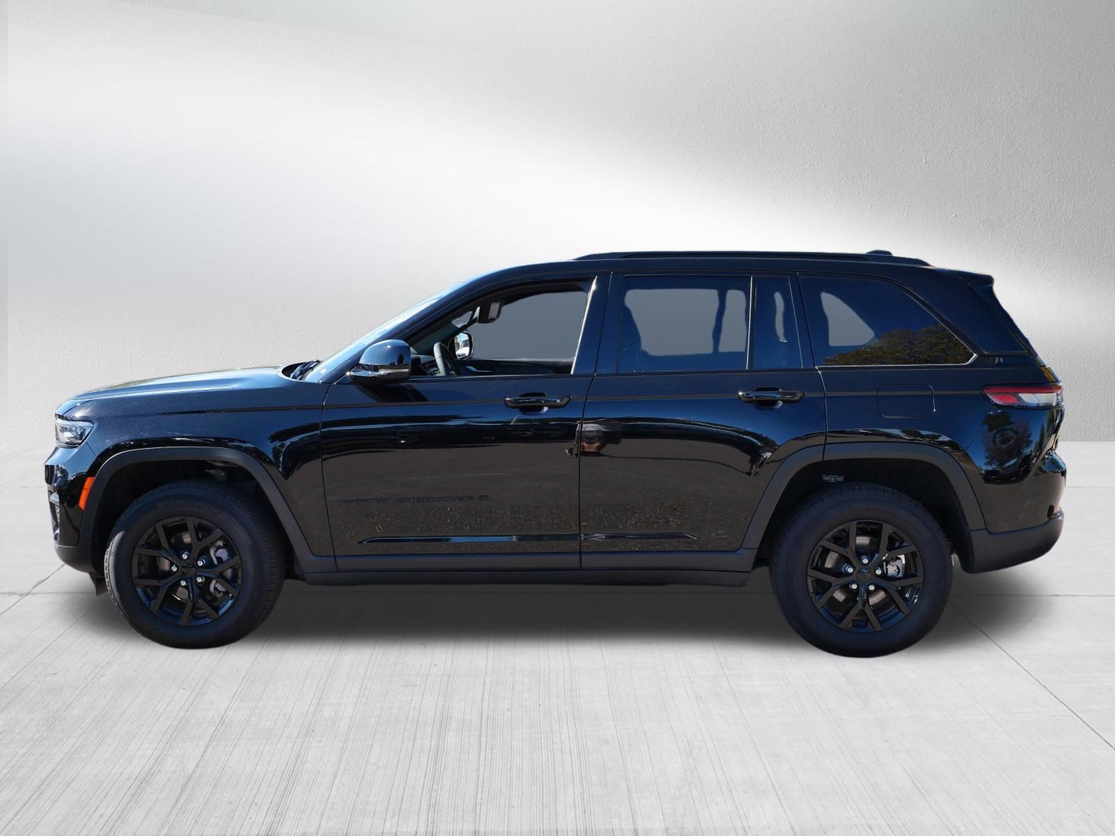 Used 2025 Jeep Grand Cherokee Altitude AWD/4WD image 4