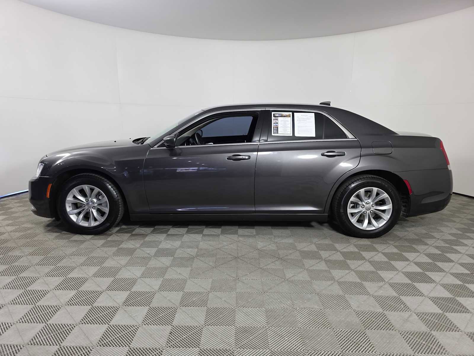 Used 2023 Chrysler 300 Touring image 5