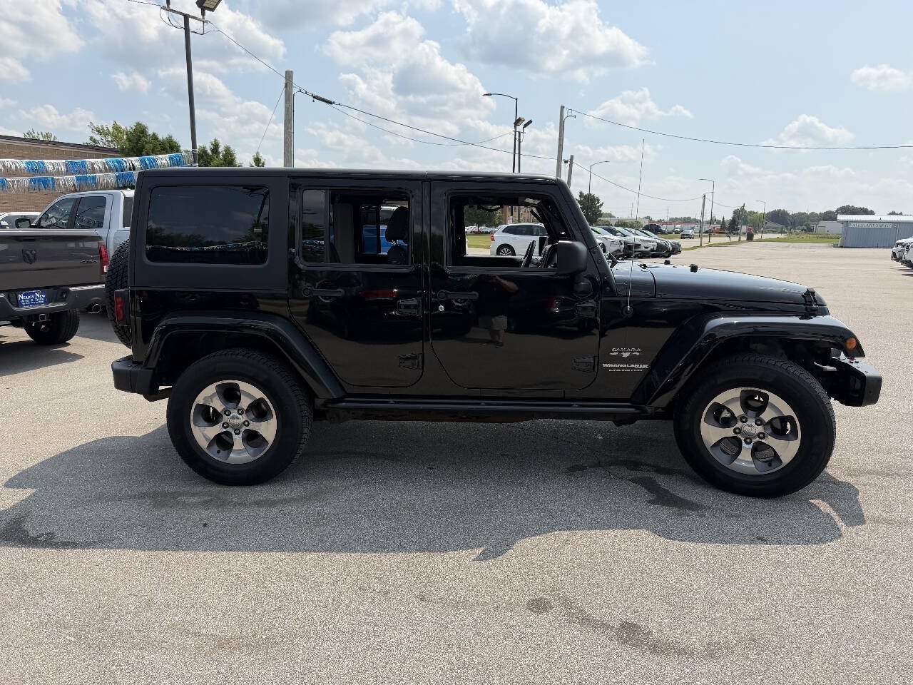Used 2018 Jeep Wrangler Unlimited Sahara w/ Dual Top Group AWD/4WD image 8