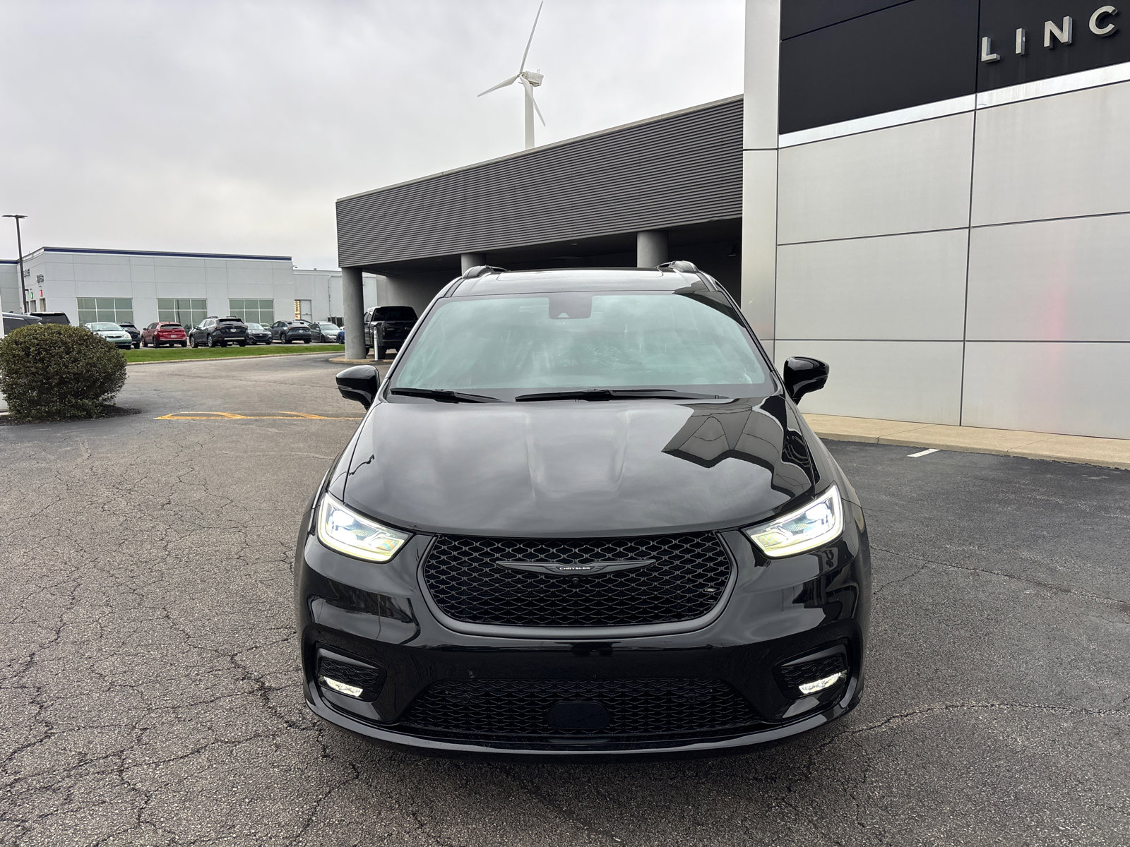 Used 2023 Chrysler Pacifica Limited w/ Uconnect Theater Family Group image 2