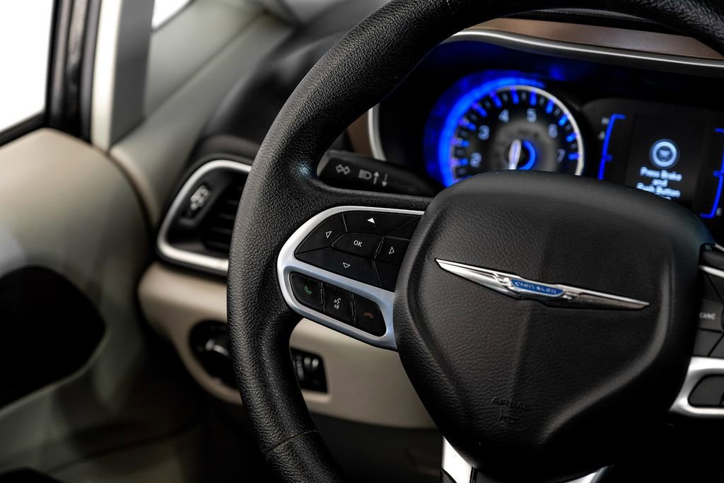 Used 2020 Chrysler Voyager Lxi image 13