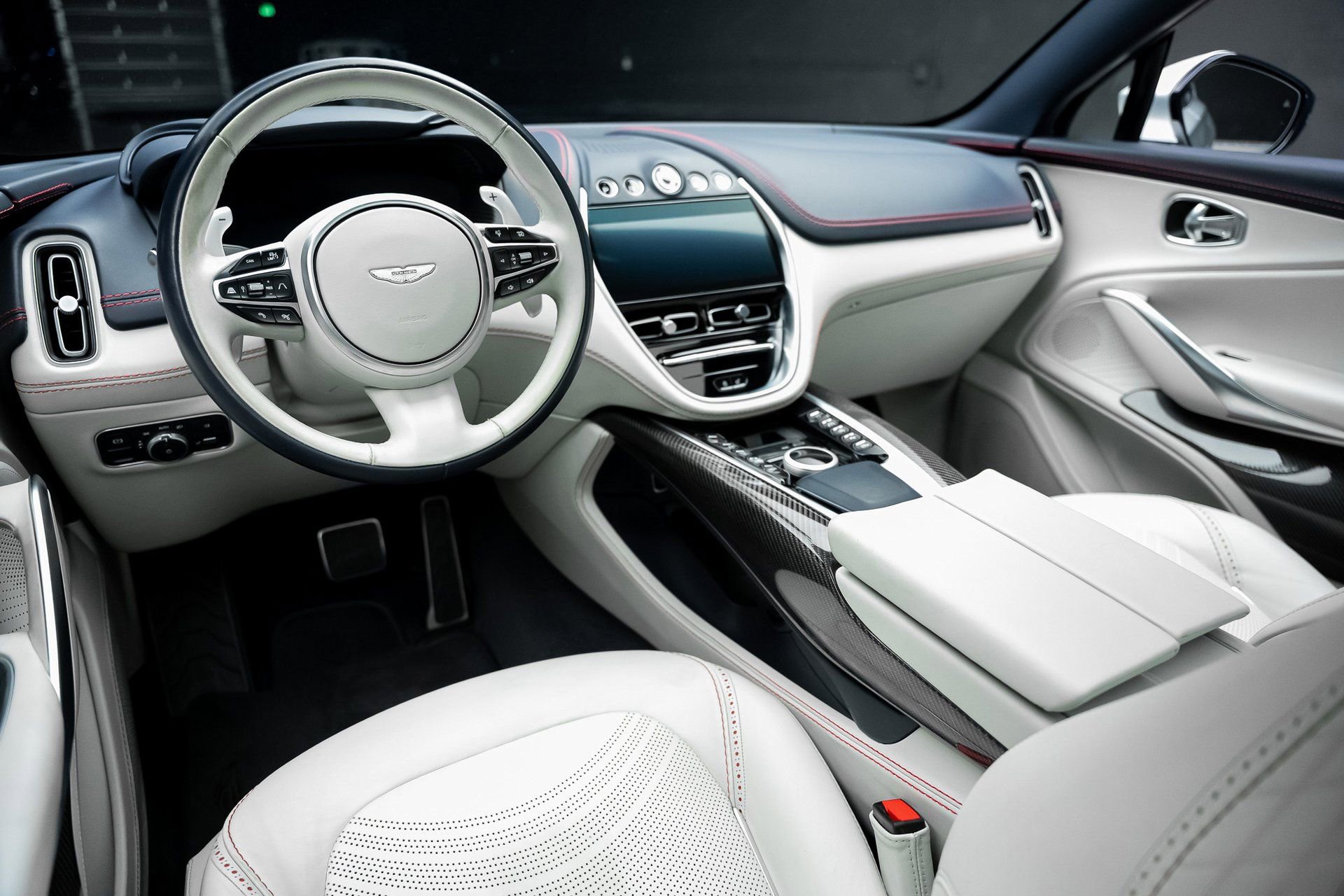 Used 2022 Aston Martin DBX image 2