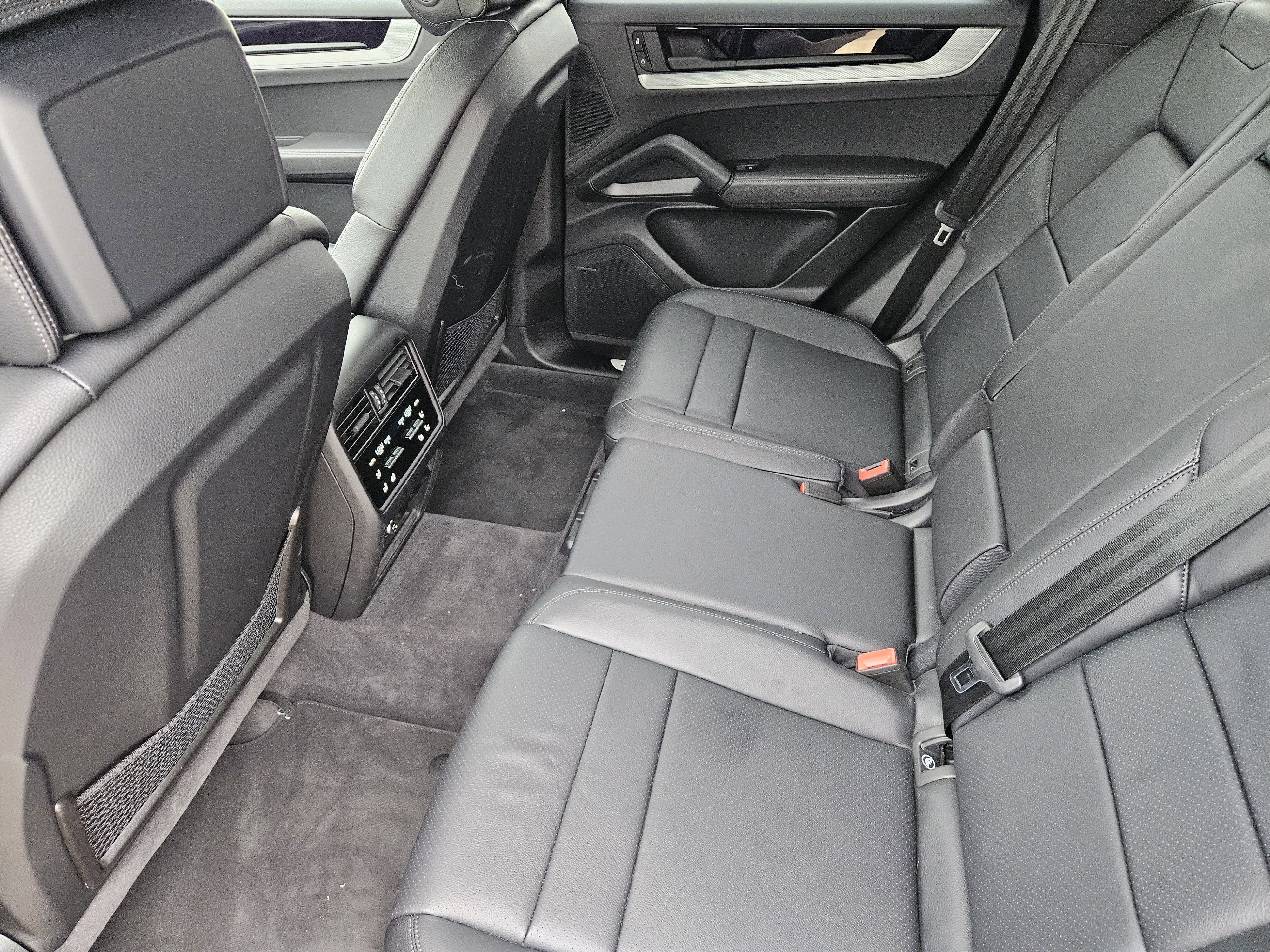 Used 2025 Porsche Cayenne AWD/4WD image 28