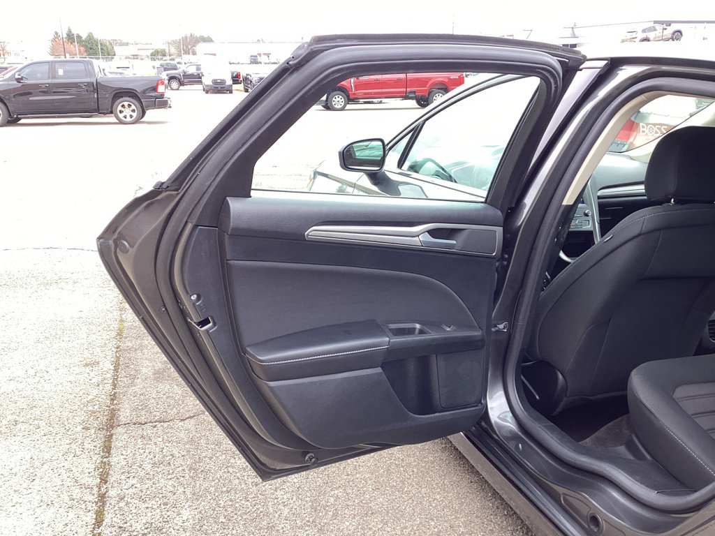 Used 2020 Ford Fusion SE image 12