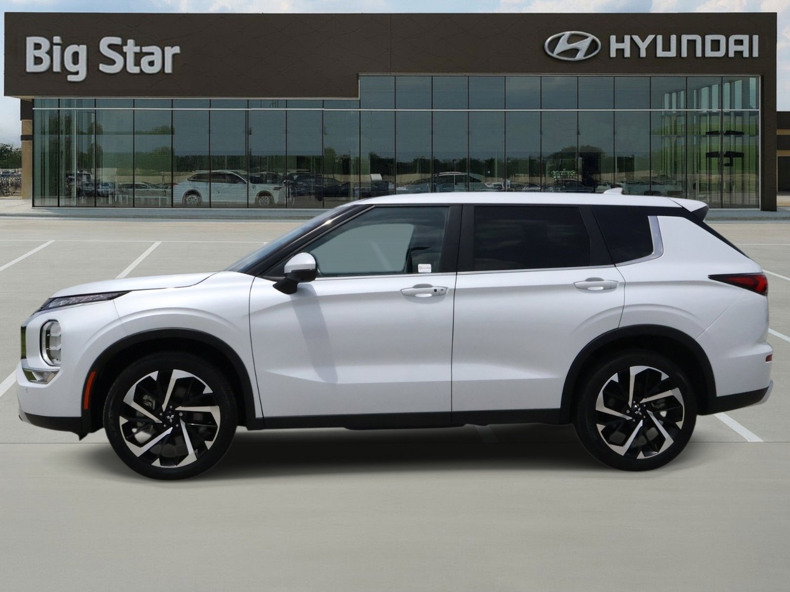 Used 2024 Mitsubishi Outlander SE FWD image 2