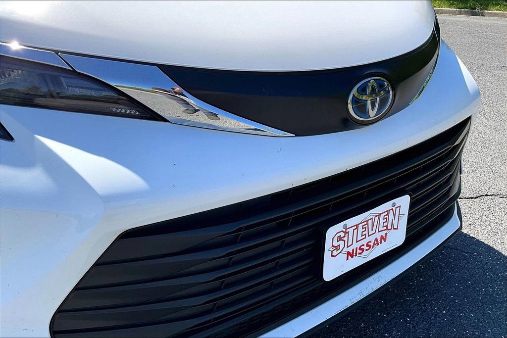 Used 2024 Toyota Sienna LE FWD image 32