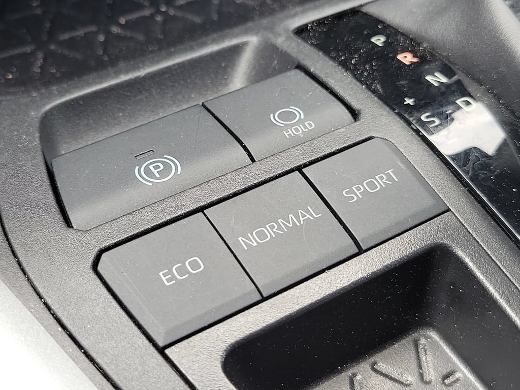 Used 2025 Toyota RAV4 XLE FWD image 33