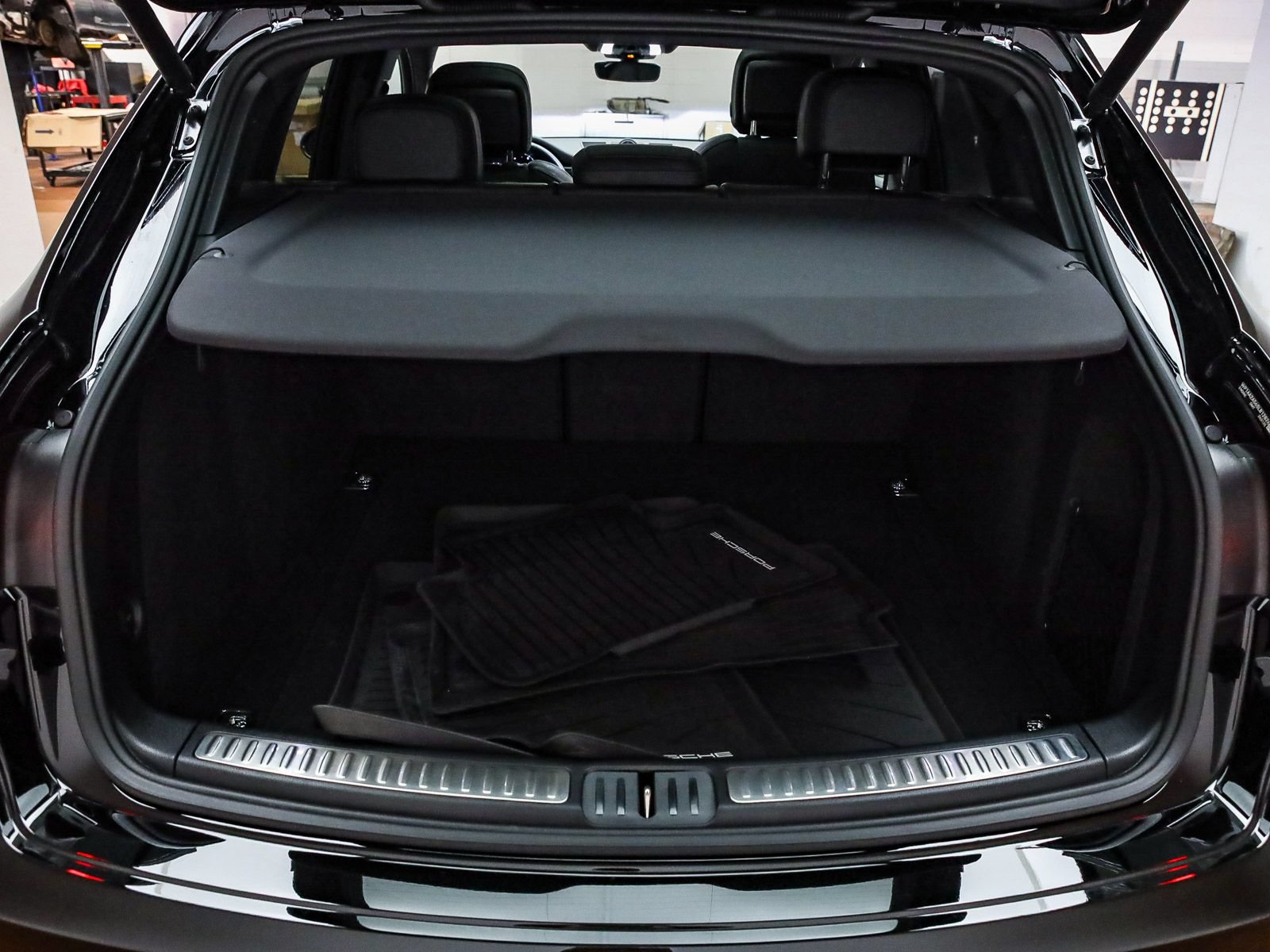 Certified 2025 Porsche Macan Turbo AWD/4WD image 29
