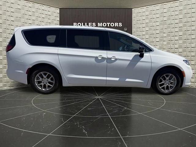 Certified 2025 Chrysler Pacifica Select FWD image 2