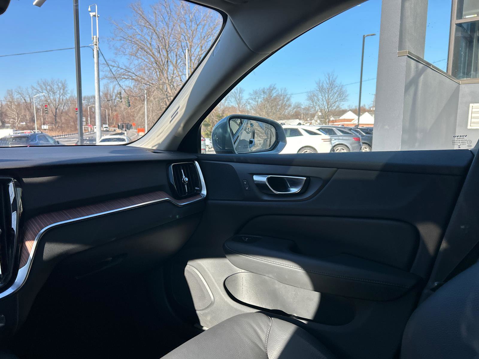 Used 2025 Volvo V60 B5 Cross Country Plus image 23