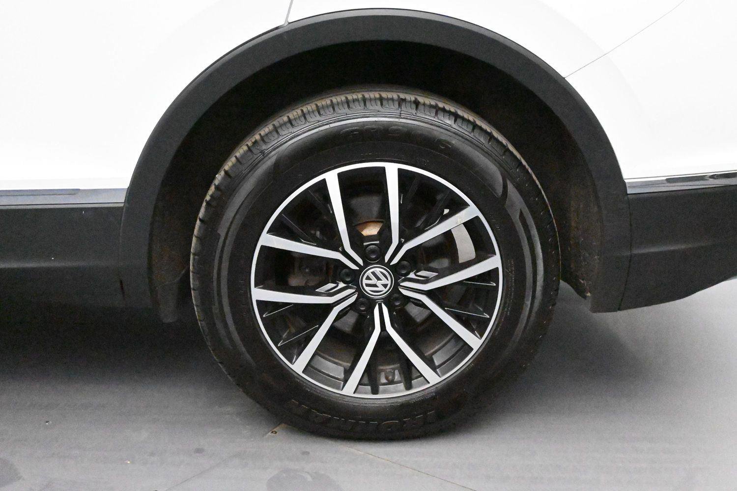 Used 2021 Volkswagen Tiguan SE w/ Panoramic Sunroof Package AWD/4WD image 11