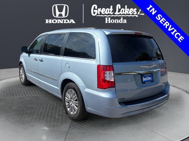 Used 2016 Chrysler Town & Country Touring-L FWD image 4