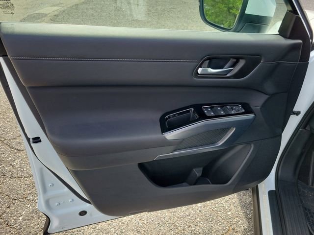 Used 2025 Nissan Pathfinder SL AWD/4WD image 10