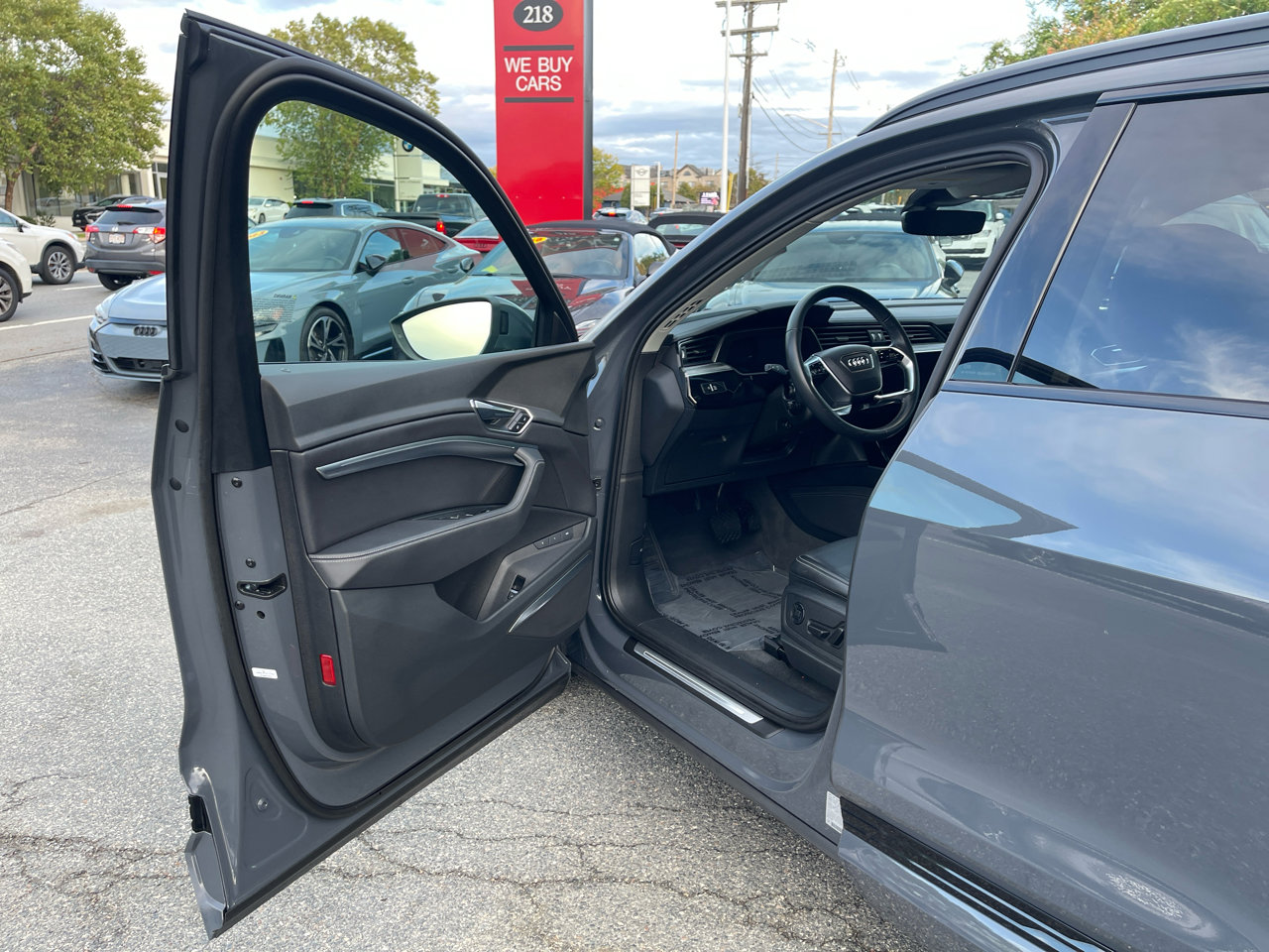 Used 2024 Audi Q8 e-tron Premium Plus w/ Premium Plus Package image 35