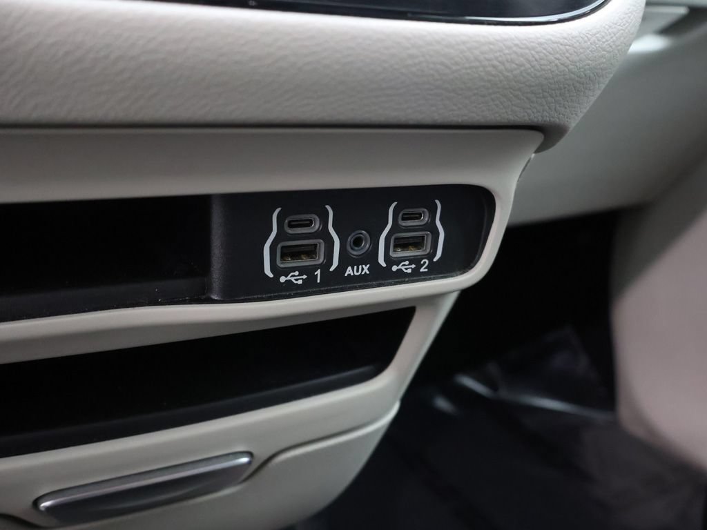 Used 2023 Chrysler Pacifica Touring-L FWD image 48
