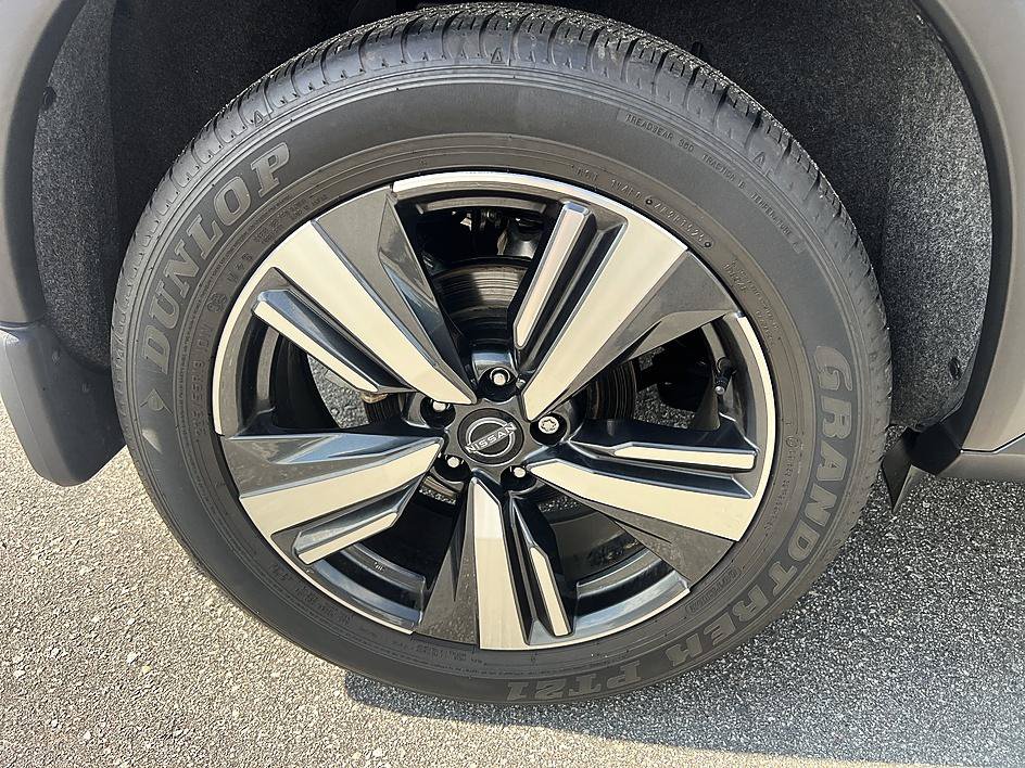 Certified 2025 Nissan Rogue SL w/ Tech Package FWD image 11