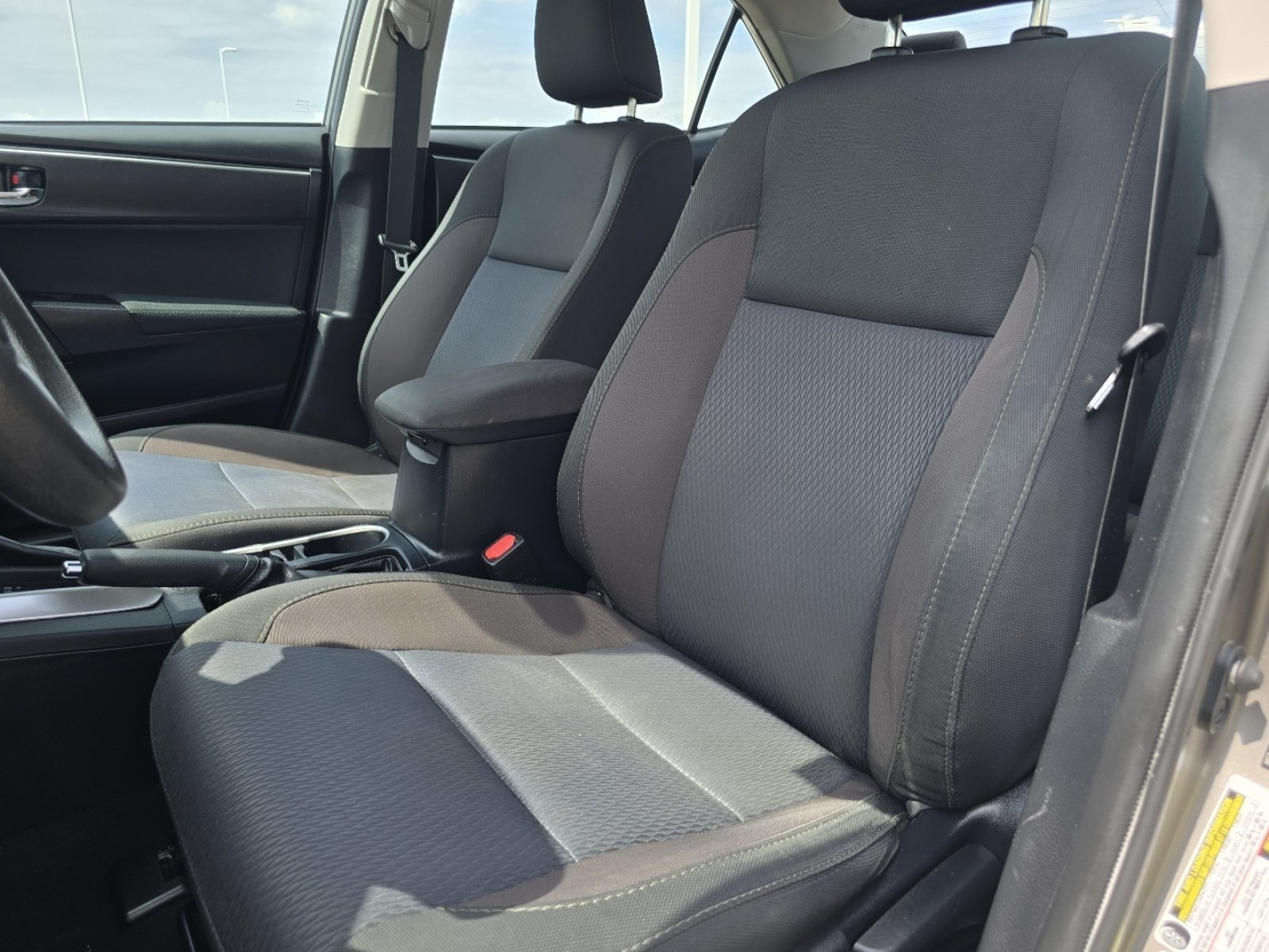 Used 2017 Toyota Corolla LE w/ Carpet Mat Package (TMS) FWD image 23