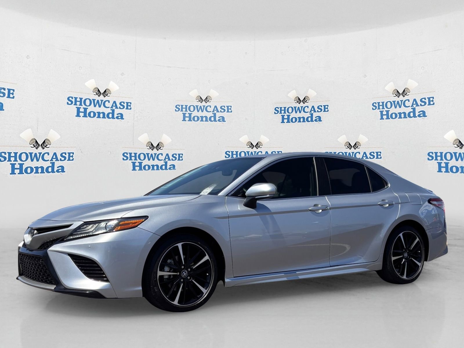 Used 2018 Toyota Camry XSE FWD image 2