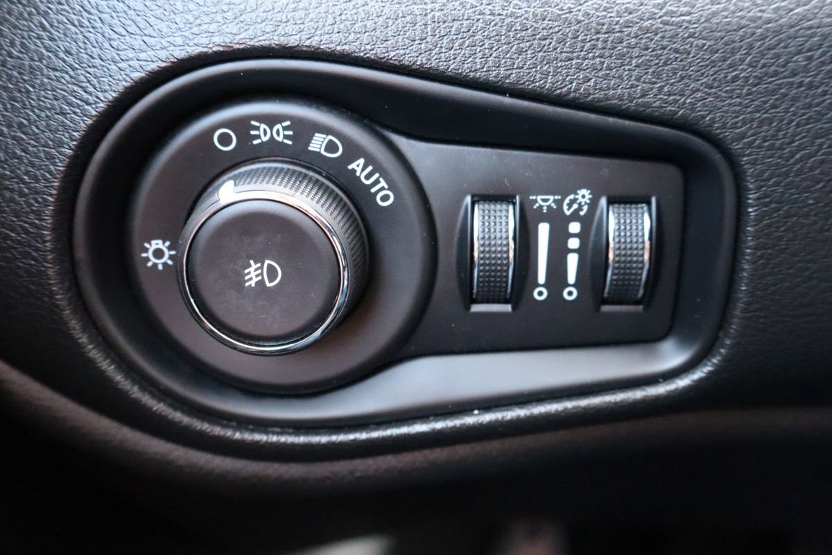 Used 2018 Jeep Renegade Limited w/ UConnect 8.4 Nav Group AWD/4WD image 29