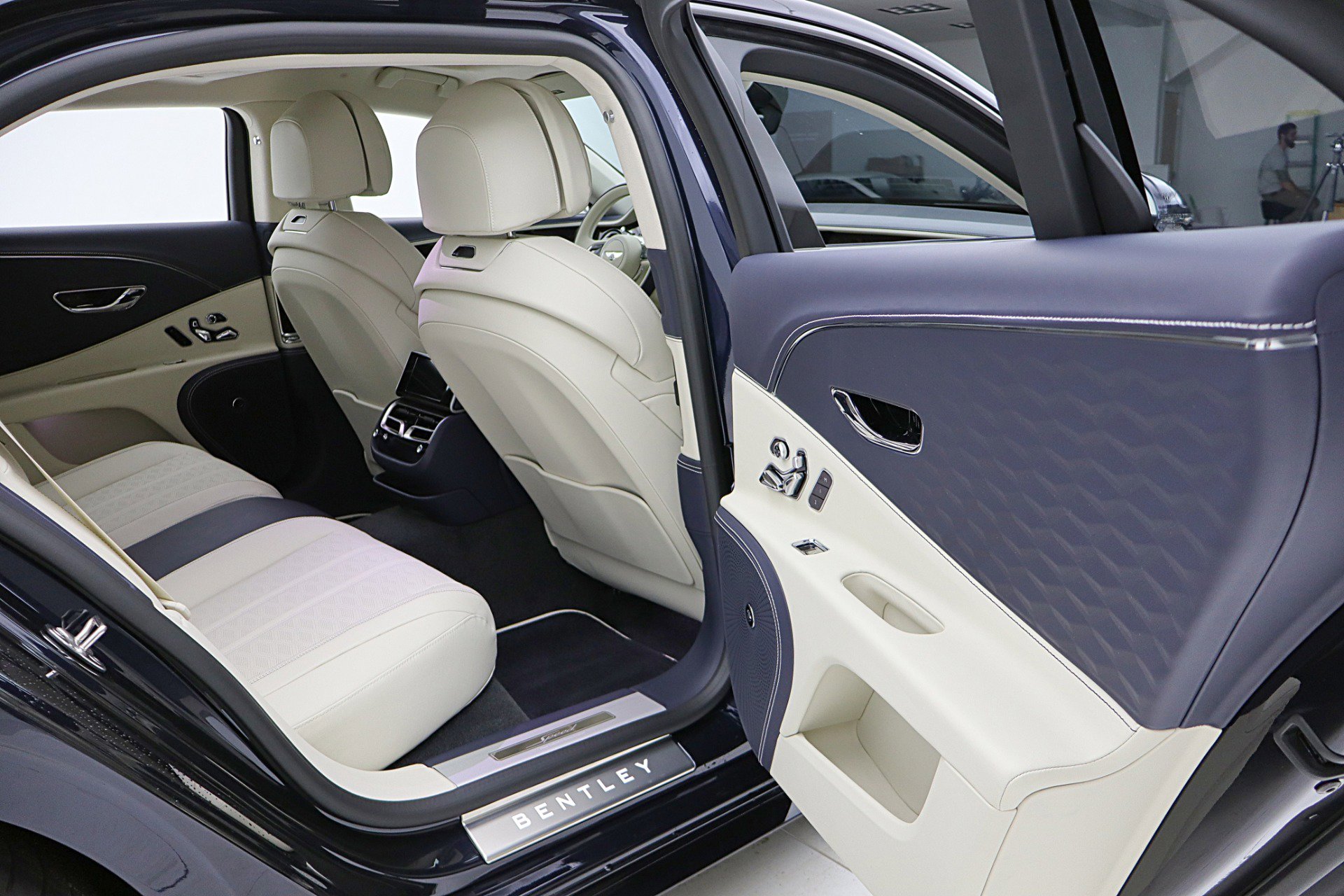 Used 2025 Bentley Flying Spur Plug-In Hybrid image 38