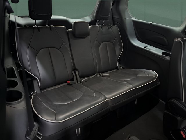 Used 2025 Chrysler Pacifica Limited FWD image 15