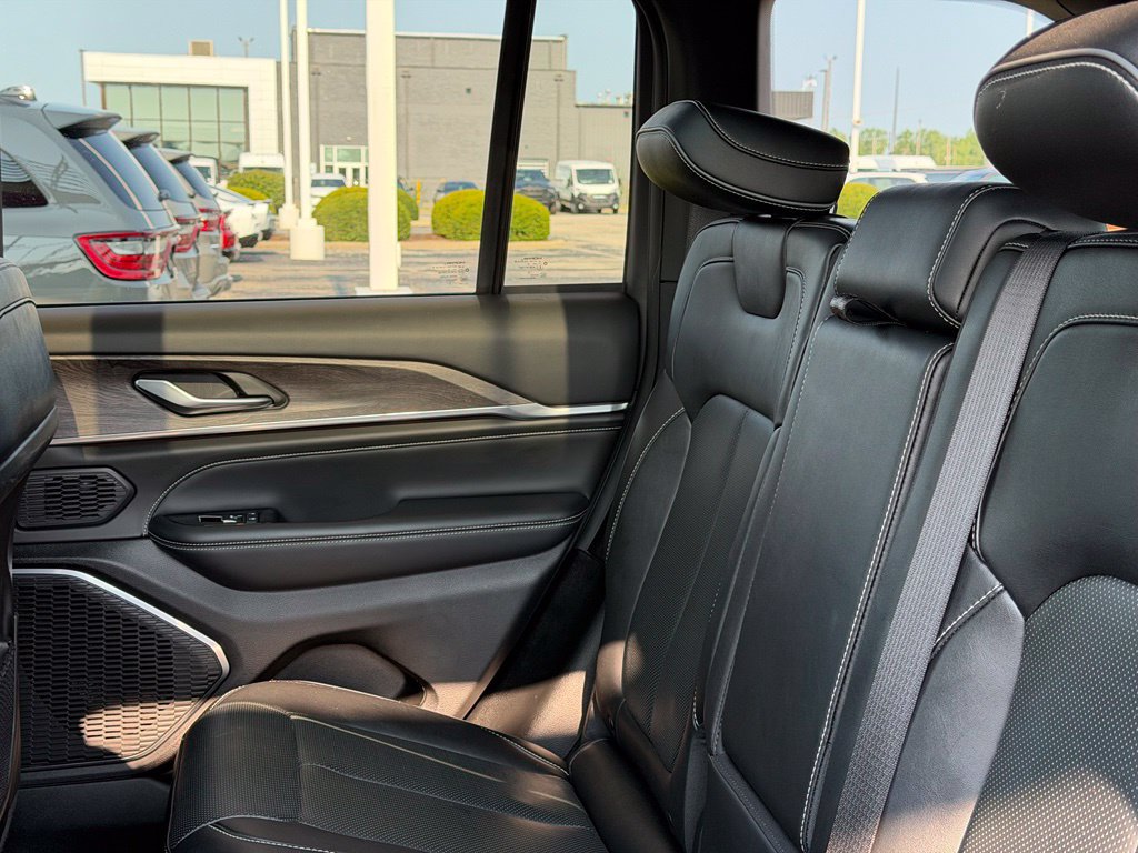 Used 2023 Jeep Grand Cherokee Overland AWD/4WD image 30