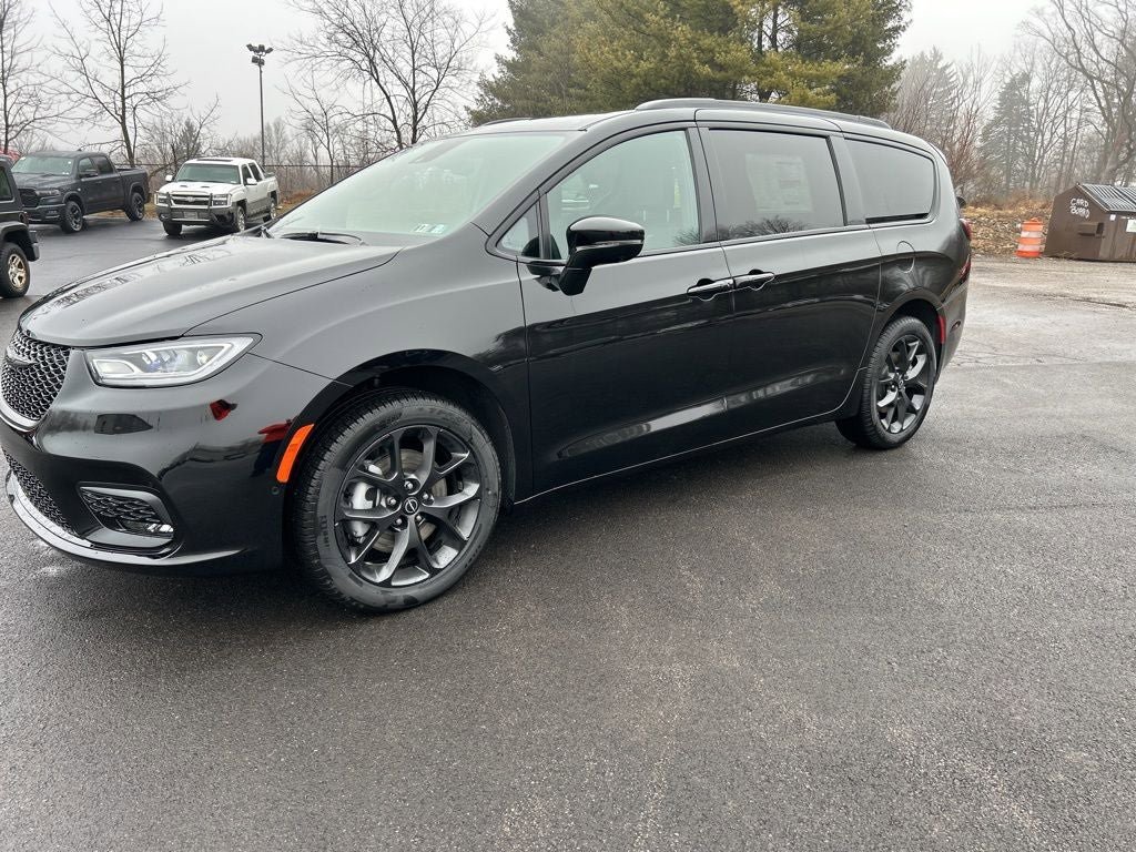 New 2026 Chrysler Pacifica Select AWD/4WD image 1