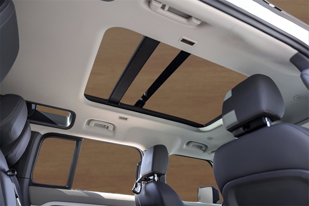 Used 2024 Land Rover Defender 110 X-Dynamic SE image 32